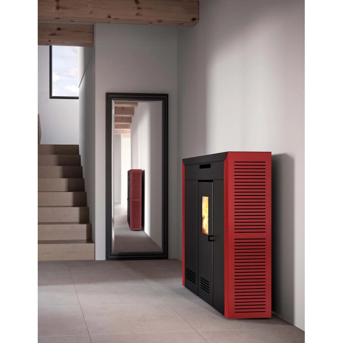 Stufa a pellet rossa e nera dal design moderno.