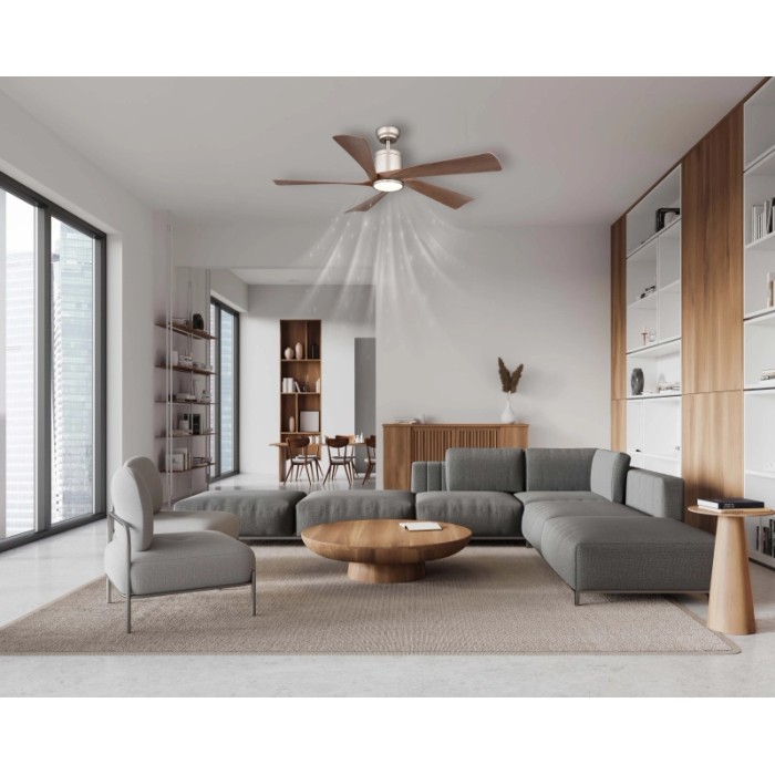 Ventilatore da soffitto moderno con pale in legno in soggiorno.