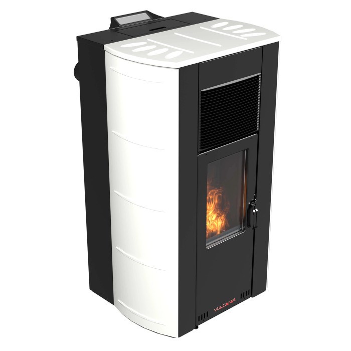 Stufa a pellet con rivestimento bianco e corpo nero. Apparecchio di riscaldamento per interni.