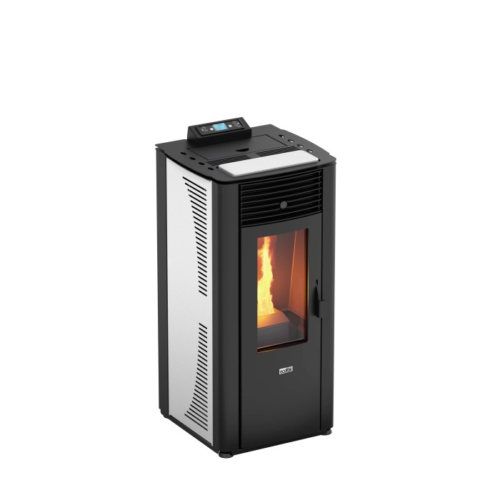 Stufa a pellet moderna con frontale nero e pannelli laterali argentati. Fiamma visibile.
