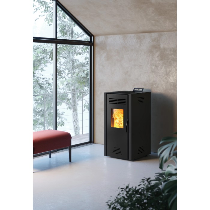 Stufa a pellet t.b.t. nera in soggiorno moderno con finestra.