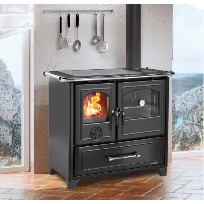 Stufa a legna t.b.t. nera con piano cottura e forno.