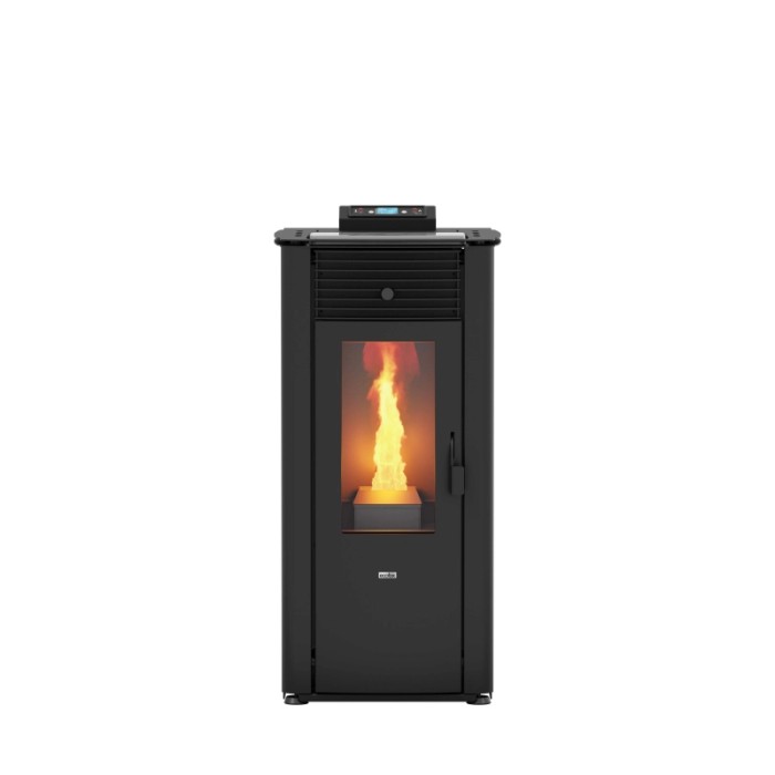 Stufa a pellet t.b.t. nera con fiamma nella finestra di visualizzazione.