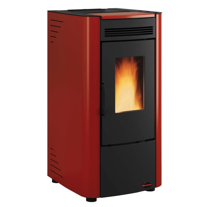 Stufa a pellet rossa con frontale nero e fiamma visibile.