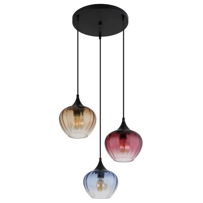 Lampada a sospensione a tre luci con paralumi in vetro colorato.