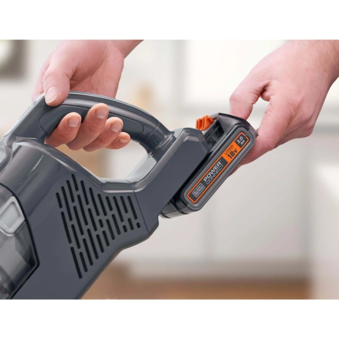 Aspirapolvere a batteria con batteria inserita nel dettaglio.