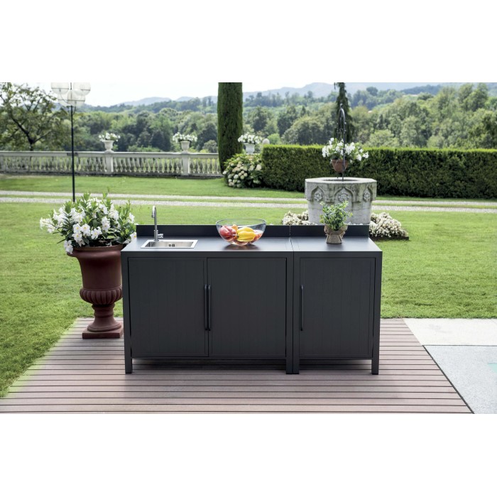 t.b.t. Cucina da esterno in giardino con lavello e armadietti.