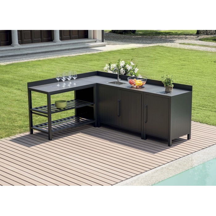 Cucina da esterno Basi Cucina con lavello, ripiani e armadietti in giardino.