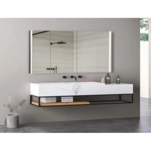Specchiera t.b.t. con illuminazione LED sopra un moderno mobile bagno.