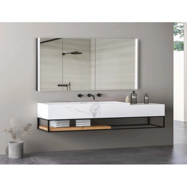 Specchiera t.b.t. con illuminazione LED sopra un moderno mobile bagno.