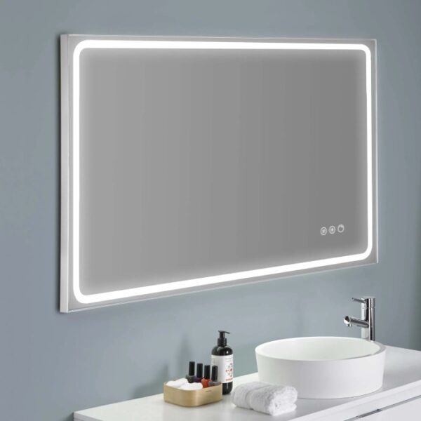 Specchiera rettangolare t.b.t. con illuminazione LED in bagno.