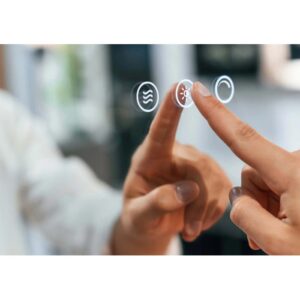 Dettaglio di una mano che utilizza uno specchio touchscreen (Specchiera).
