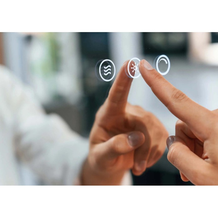 Dettaglio di una mano che utilizza uno specchio touchscreen (Specchiera).