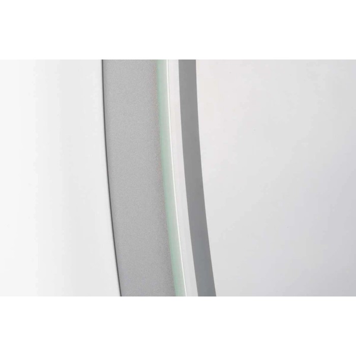 Dettaglio di uno specchio (t.b.t.) con cornice argentata.
