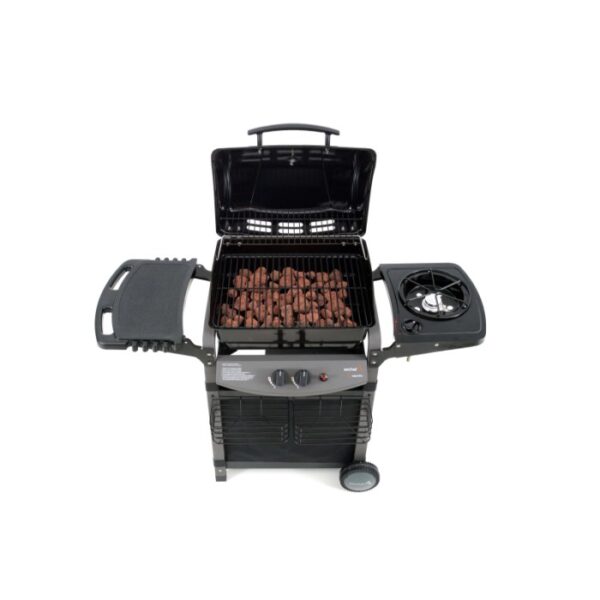 Barbecue a gas con fornello laterale e cibo sulla griglia.