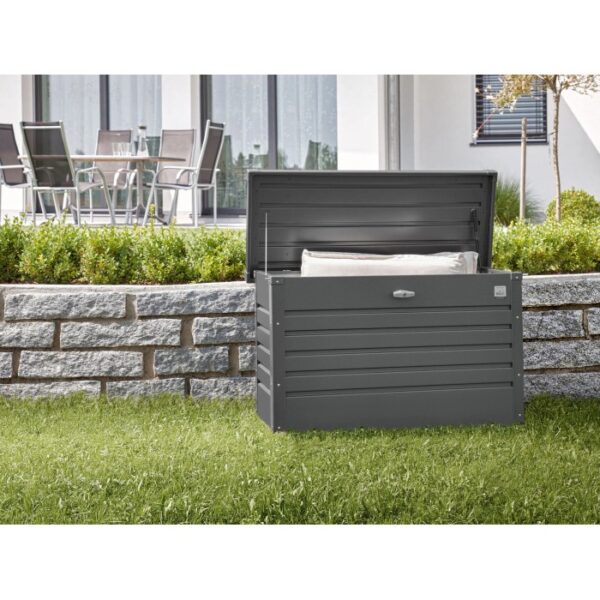 Biohort Box da giardino 130, grigio scuro metallizzato, con coperchio aperto in giardino.