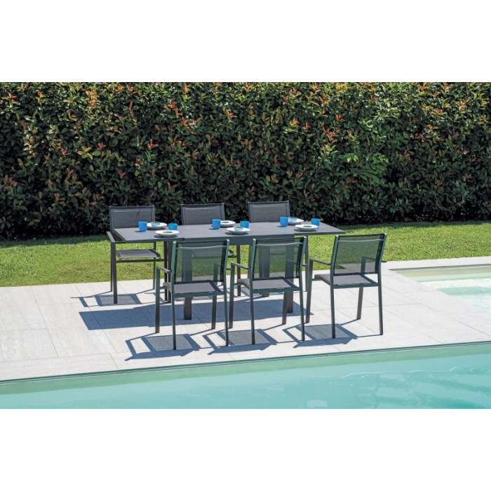 Tavolo da giardino grigio t.b.t. con sei sedie a bordo piscina.