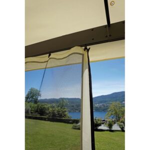 Dettaglio: Gazebo t.b.t. con zanzariera e vista sul verde.