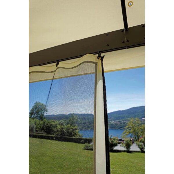Dettaglio: Gazebo t.b.t. con zanzariera e vista sul verde.