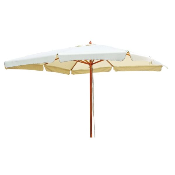 Ombrellone t.b.t. con struttura in legno e telo chiaro.