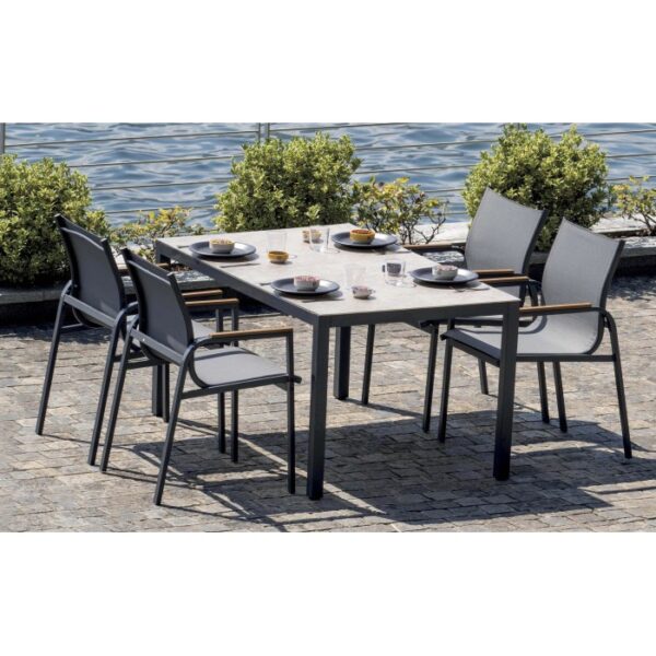 Set di mobili da giardino t.b.t. con tavolo e sedie.