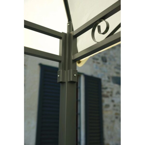 Dettaglio della struttura del gazebo t.b.t. con elemento decorativo.