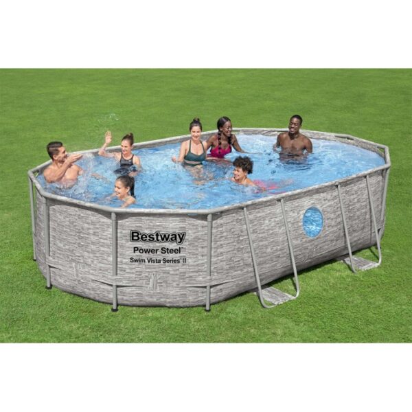 Piscina ovale con struttura in acciaio e motivo pietra, piena di persone in giardino.