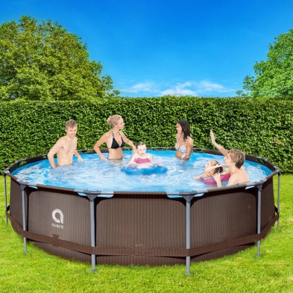 Piscina fuori terra con effetto rattan marrone e persone che nuotano in giardino.