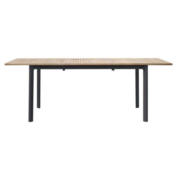 Tavolo da giardino t.b.t. con piano in legno e struttura in metallo scuro.