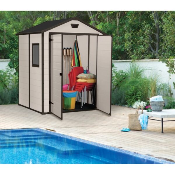 Casetta da giardino in plastica aperta con accessori da giardino a bordo piscina.