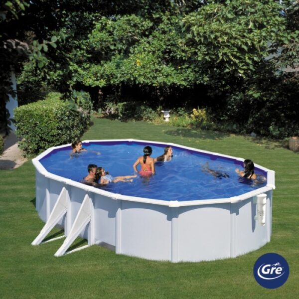 Piscina ovale Gre Pool Bora Bora (610x375x120 cm) bianca con persone che nuotano in giardino.