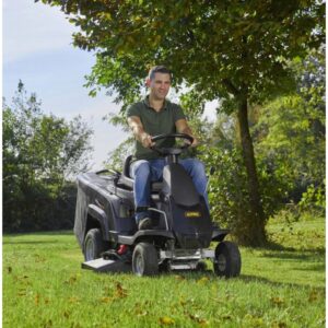 Trattorino tagliaerba Alpina AT2 66 QA in azione: uomo taglia l'erba in giardino.