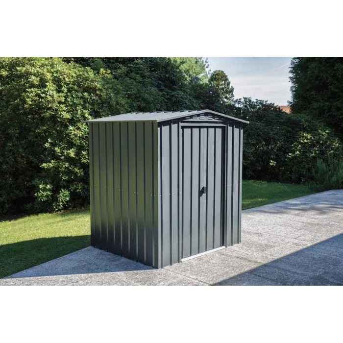 Casetta da giardino in metallo grigio t.b.t. con porta davanti a siepe verde.
