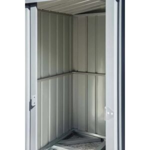 Vista interna di una casetta da giardino in metallo grigio. Struttura e rivestimento delle pareti visibili.