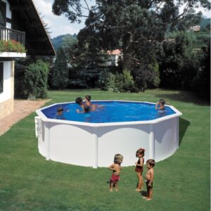 Piscina Gre Pool Bora Bora ovale bianca, Ø 350 cm x 120 cm, con bambini che giocano in giardino.