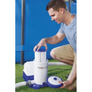 Uomo inserisce filtro a cartuccia nella pompa della piscina. Sistema di filtraggio per piscine.