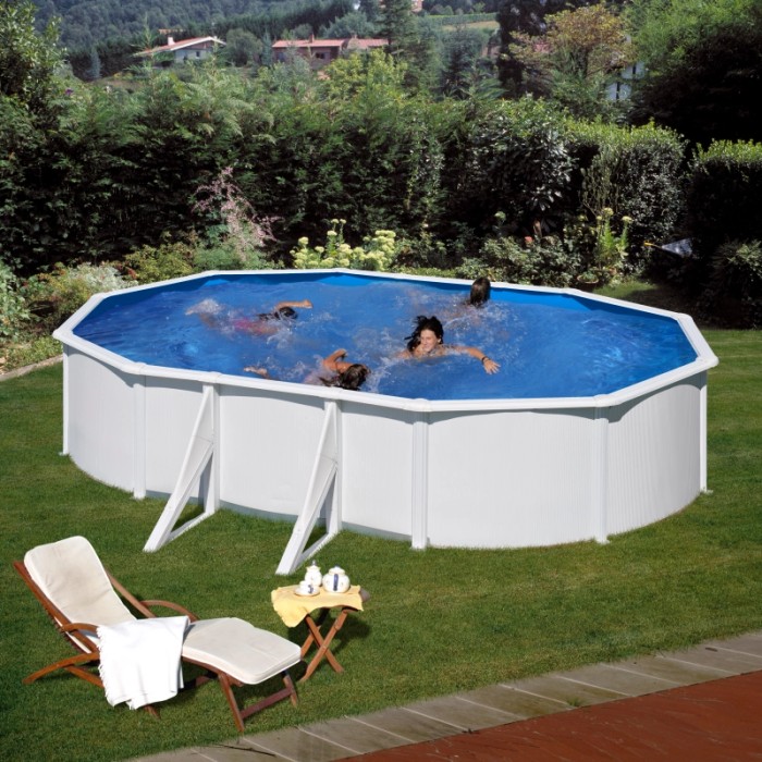 Piscina ovale Gre Fidji con pareti in acciaio (610x375x120 cm) bianca con bagnanti in giardino.