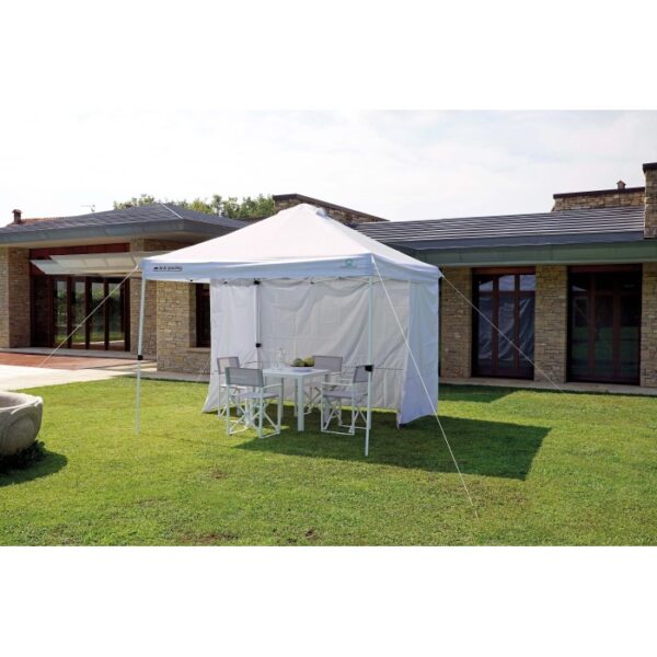 Gazebo bianco t.b.t. con tavolo e sedie in giardino.