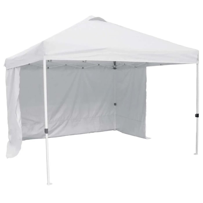Gazebo bianco con parete laterale per giardino e patio.