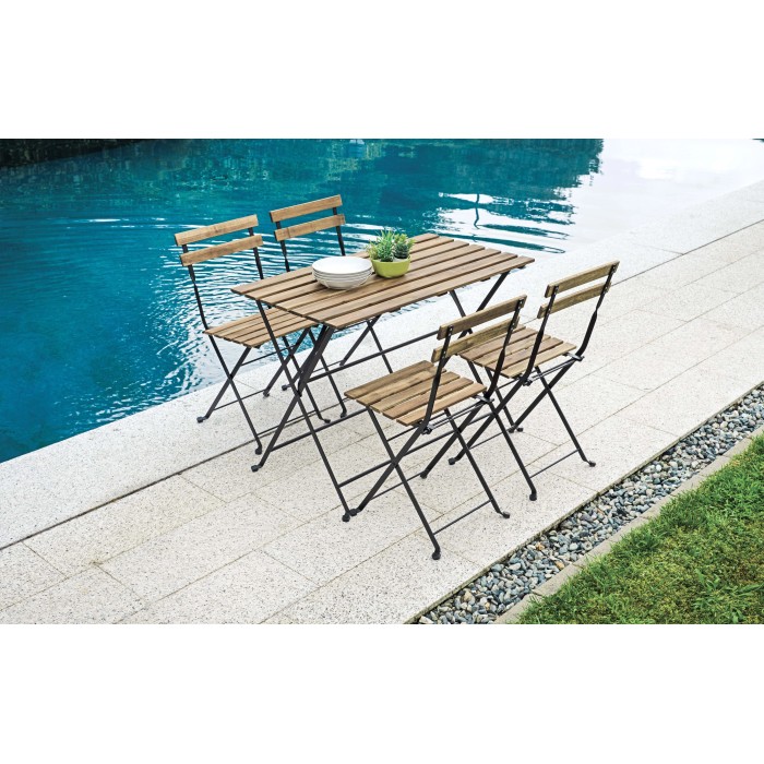 Set di mobili da giardino in legno con tavolo e quattro sedie a bordo piscina.