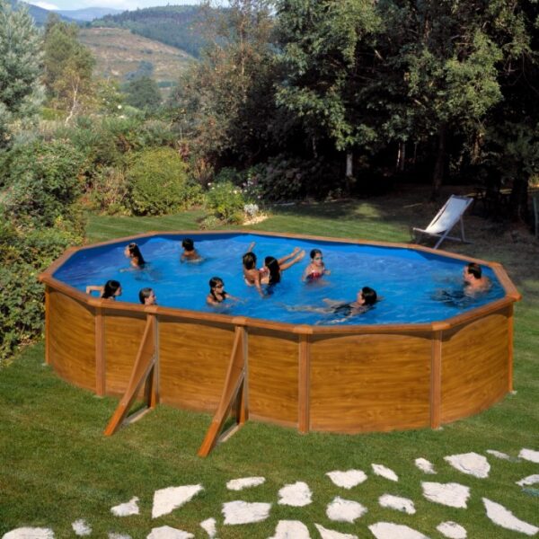 Piscina ovale Gre Pool Pacific effetto legno, 610x375x120 cm, piena di persone in giardino.