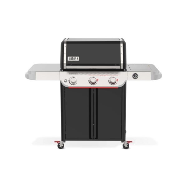 Barbecue a gas Weber nero con tre bruciatori e tavolini laterali.