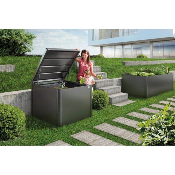 Compostiera Biohort MonAmi grigio scuro con coperchio aperto, donna e bambino in giardino.