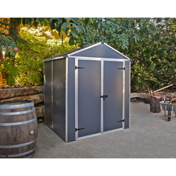 Casetta da giardino Palram Rubicon antracite, 154x185 cm, con doppia porta in un contesto di giardino.