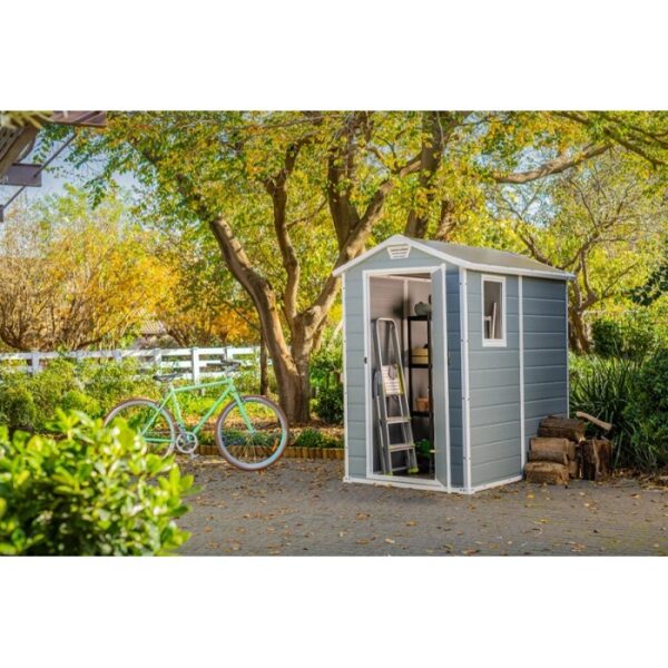 Casetta da giardino in plastica Keter grigia (2,17 m²) con porta aperta, scala e bicicletta in giardino.