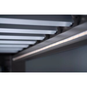 Striscia LED Biohort per pergola: illuminazione bianca calda sotto la copertura del patio.