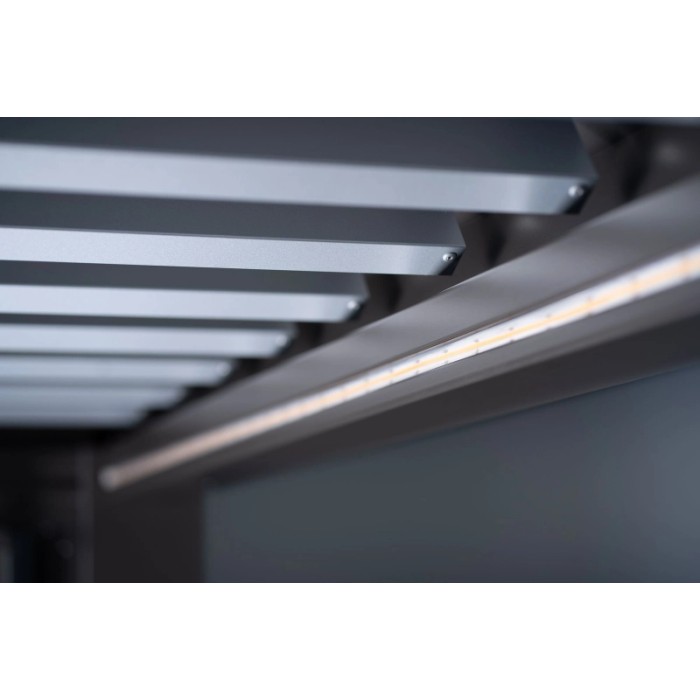 Striscia LED Biohort per pergola: illuminazione bianca calda sotto la copertura del patio.