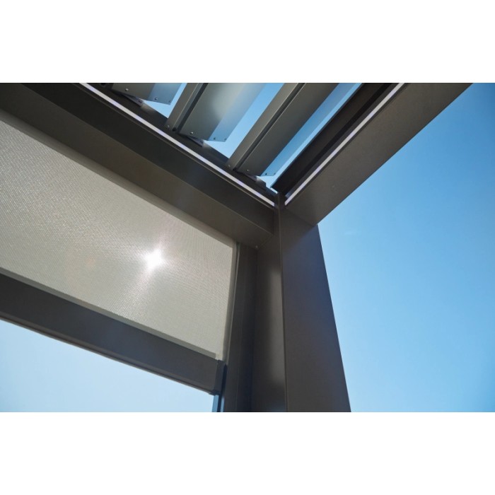 Tenda a rullo parasole Biohort per pergola, grigio quarzo metallizzato, vista dettaglio.