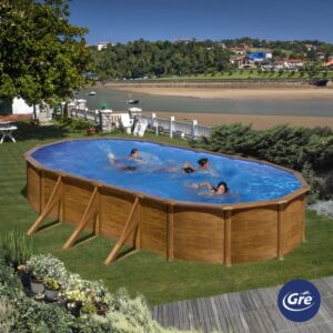 Piscina ovale Gre Pool Pacific effetto legno, 730x375x120 cm, con persone che fanno il bagno in giardino.