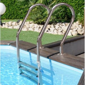 Scala in acciaio inox per piscina in legno Gre, dettaglio in giardino.